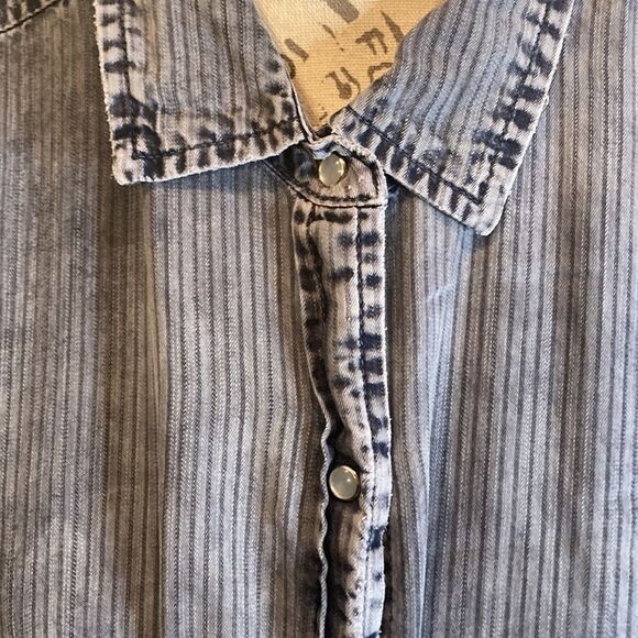 Love 8 blue snap shirt, size large, good used condition - Picture 2 of 11